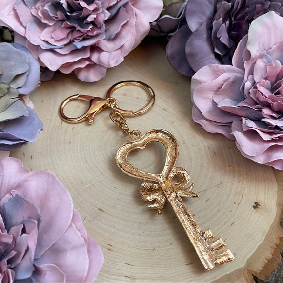 Romantic Heart Shaped Crystal Key Charm Keychain - Picture 10 of 12